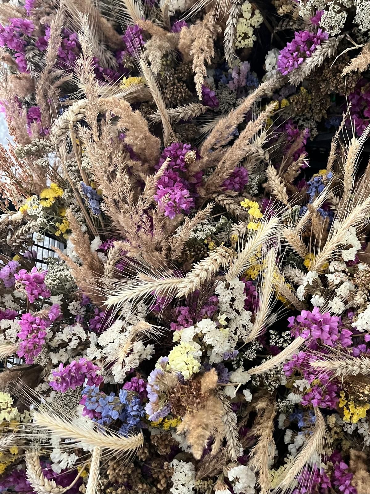 Ekipa florystek układa bukieciki dla Matki Bożej Zielnej.