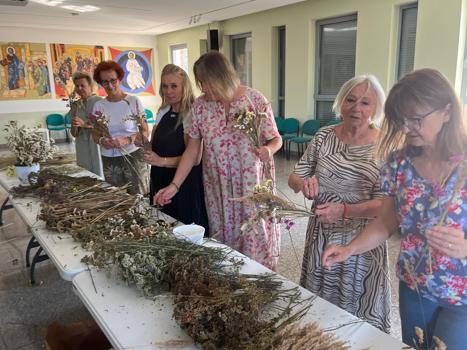 Ekipa florystek układa bukieciki dla Matki Bożej Zielnej.